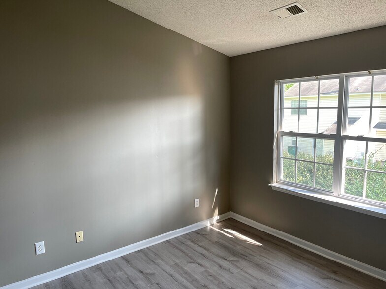 Building Photo - Room in Townhome on Petrea Ln