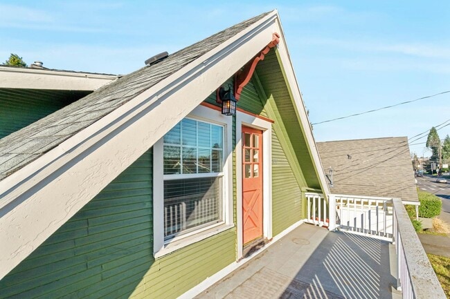 Building Photo - Charming, vintage 2-bdrm/1-bath upper in Richmond neighborhood. W/D, storage, off-street parking