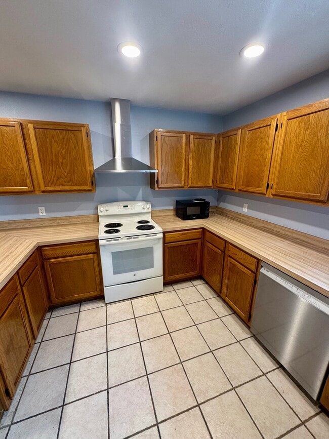 Building Photo - 3205 Hillcrest Dr