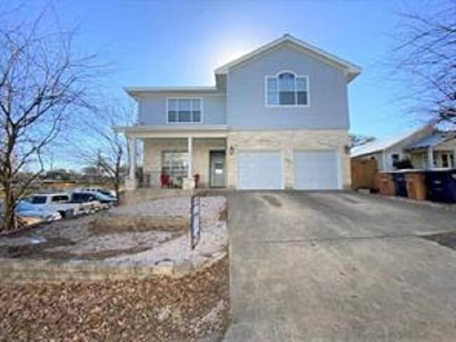 Building Photo - 609 W 37th St