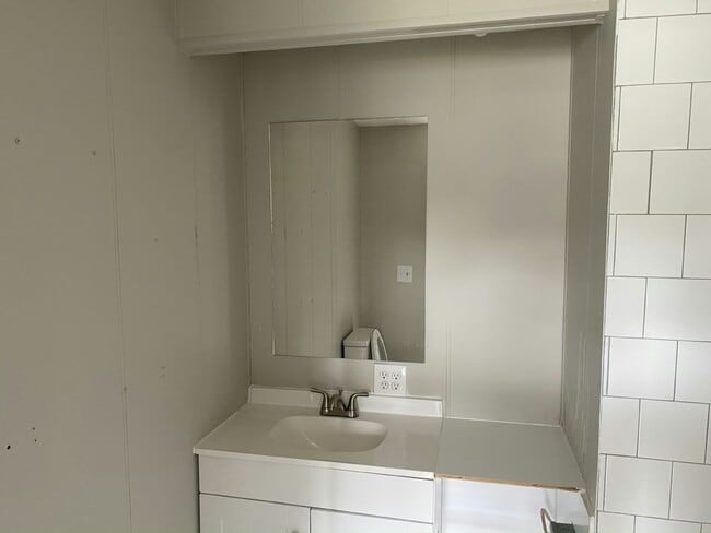 Building Photo - 1250 Lakeview Dr