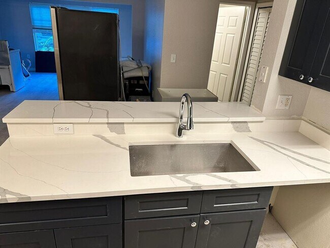 Building Photo - 5455 Vineland Rd