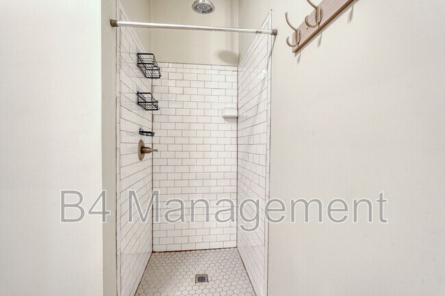 Building Photo - 654 Ravenel St