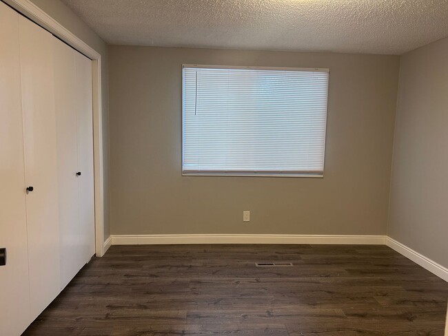 Building Photo - Spacious and Updated 3B in Old Town West!