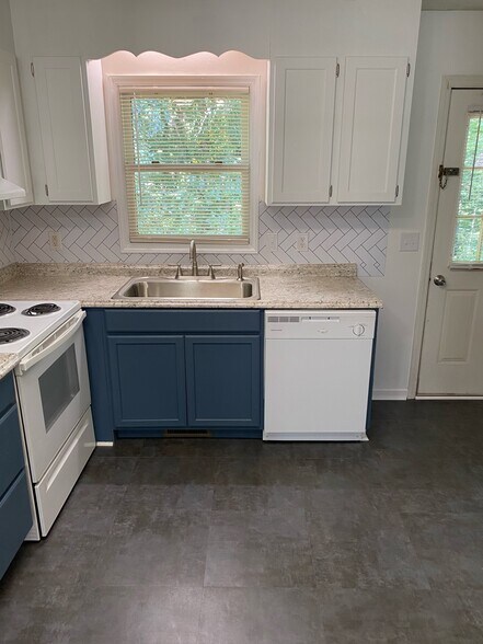 Building Photo - 1391 15th Ave NE