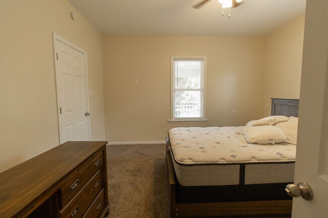 Building Photo - 2 Bed and 1 Bath House