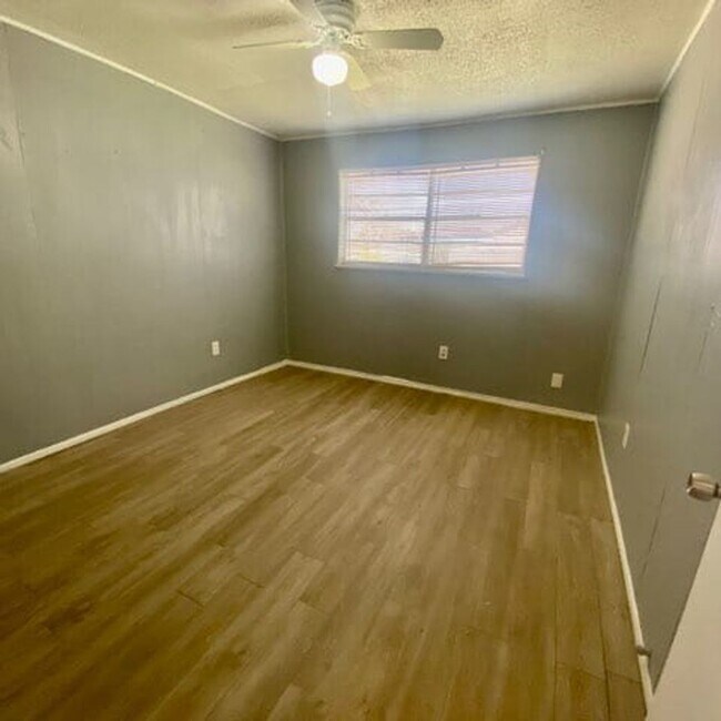 Building Photo - $0 First Month's Rent / $0 Deposit at Move-in
