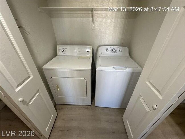 Building Photo - Fantastic NW second-floor unit with a welcoming layout and great natural flow!