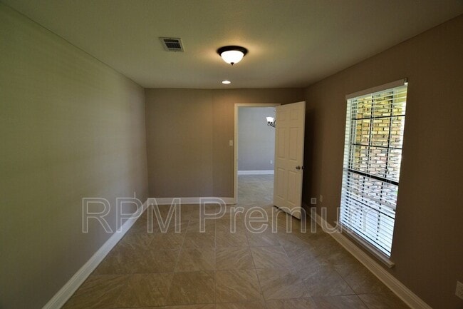 Building Photo - 2530 Chantulane Ave