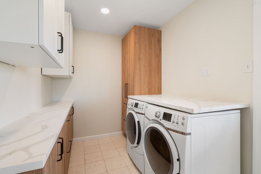 Building Photo - 2206 Stonecrest Dr
