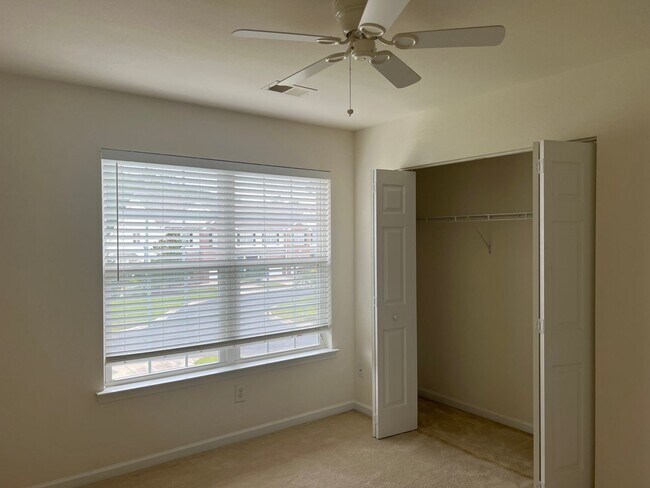 Building Photo - Gorgeous 3 Bedroom townhome in Carolina Fo...