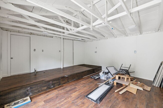 Building Photo - CHARMING 3-BEDROOM IN THE HEART OF ALAMO HEIGHTS