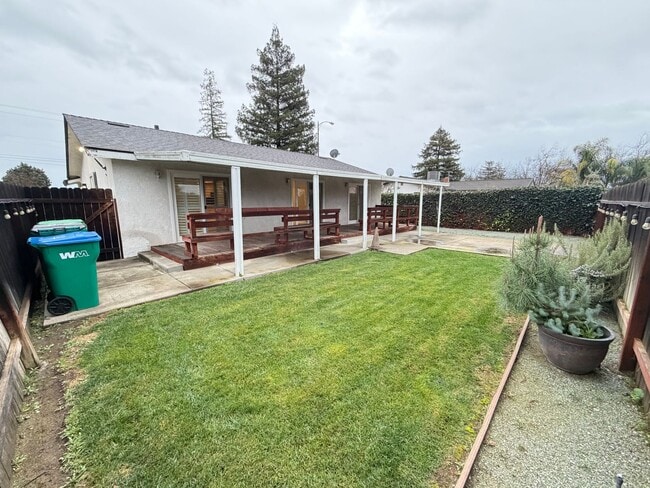 Building Photo - 3 Bed 1 Bath on a quiet country road