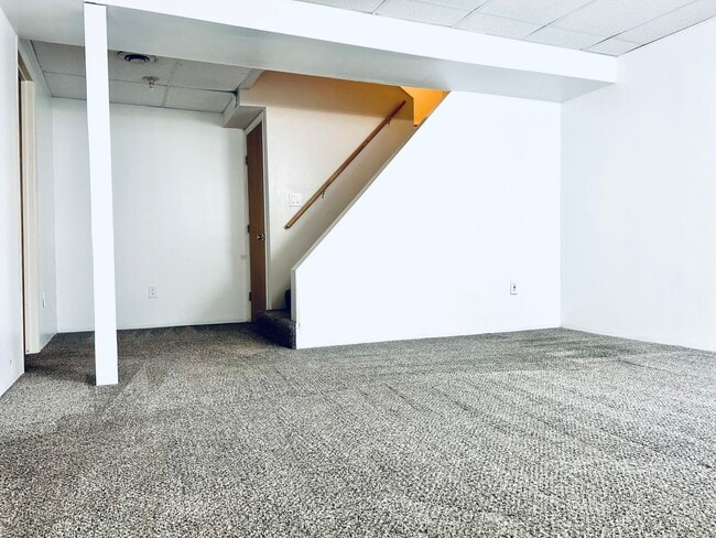 Building Photo - Convenient Location, Spacious Home