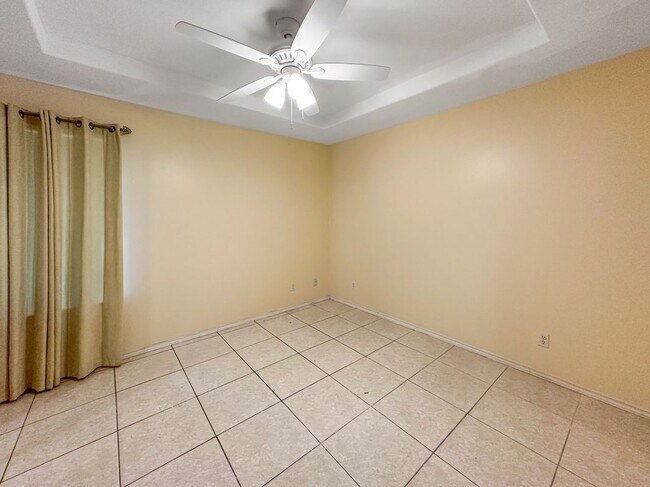 Building Photo - 715 Lake View Dr