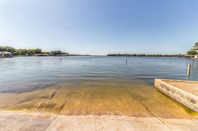 Building Photo - 105 E Briar Dr