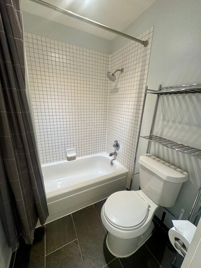 Building Photo - Cozy 1 Bedroom / 1 Bath Condo/DECEMBER MOVE IN SPECIAL