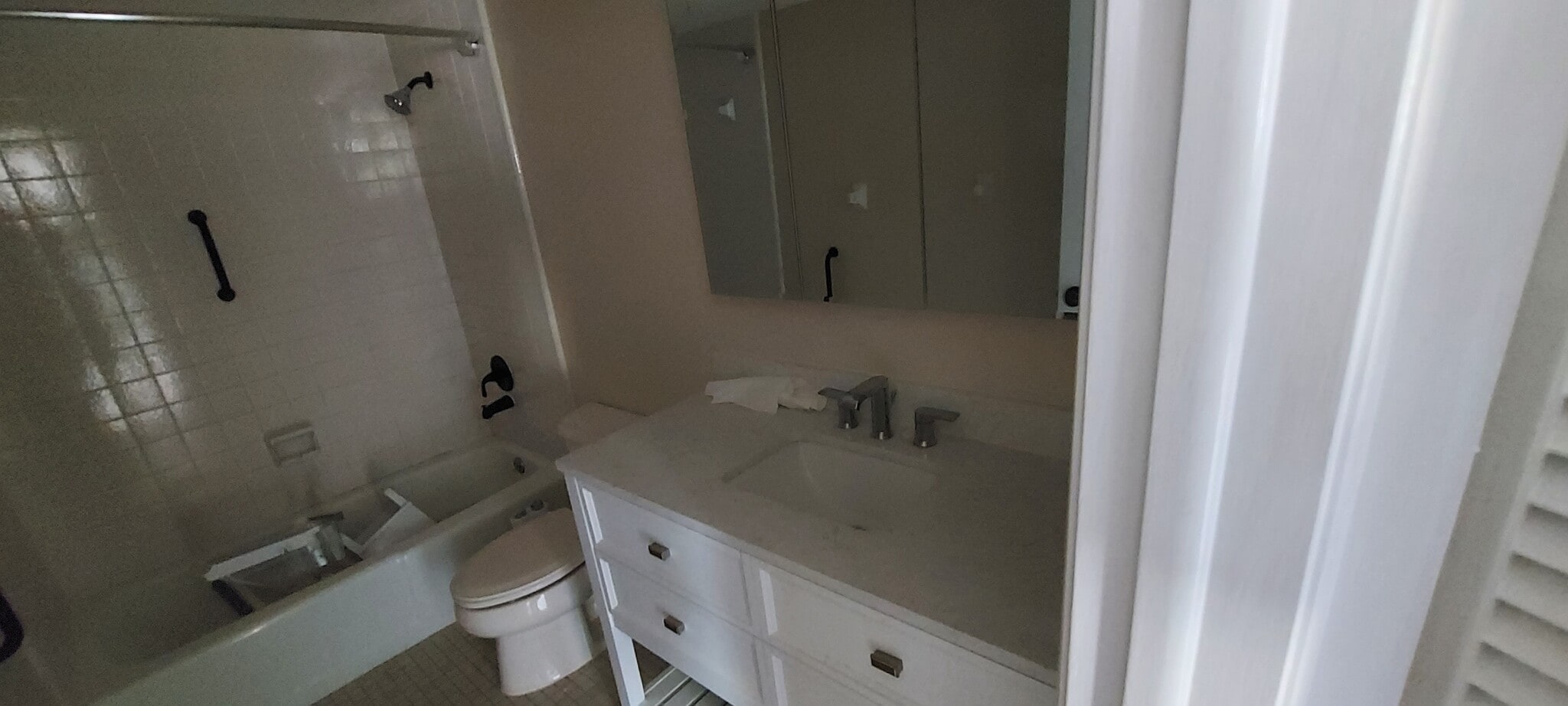 updated bathroom - 815 Freemont St