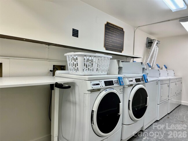 Building Photo - 229 N Poplar St