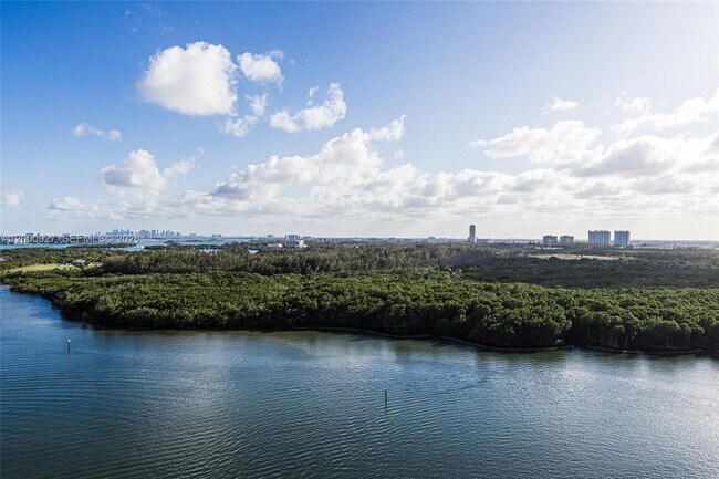 Building Photo - 500 Bayview Dr