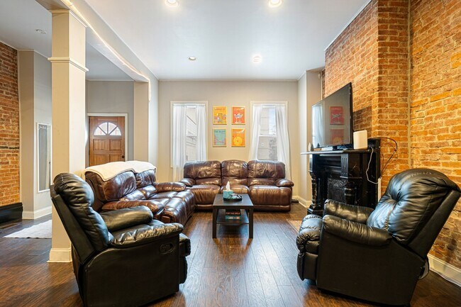 Building Photo - 5 bed, 2.5 Bath, Southside Flats