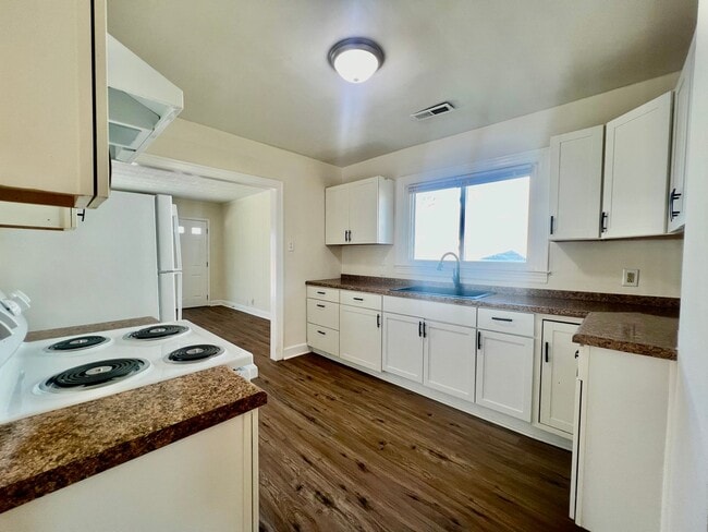 Building Photo - Move-In Ready 3-Bedroom Home with Modern Kitchen & Private Outdoor Oasis