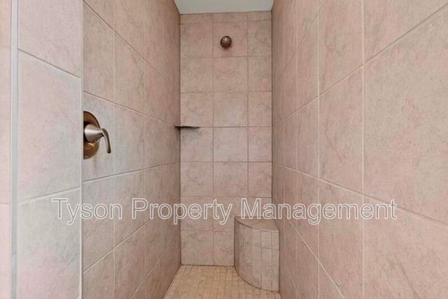 Building Photo - 247 Needle Ave SW