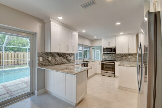 Building Photo - 701 Apple Tree Ln