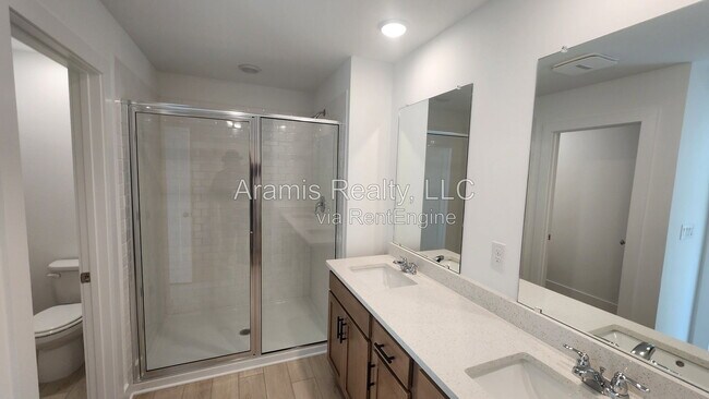 Building Photo - 450 Laurelwood Ln