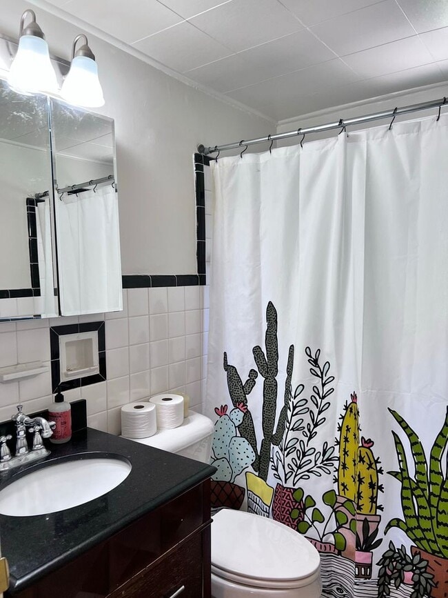 Building Photo - 2617 Madison Rd