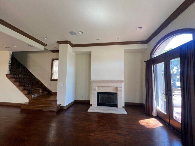 Building Photo - 323 13th St