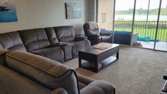 Building Photo - Annual UNfurnished 2/2 ground floor condo in water front boating community