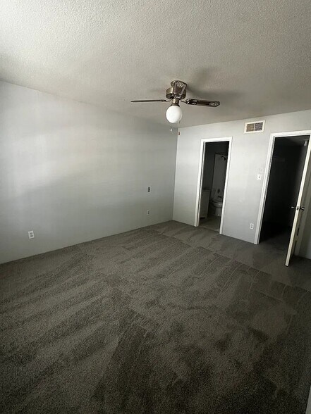 Building Photo - 9797 Leawood Blvd