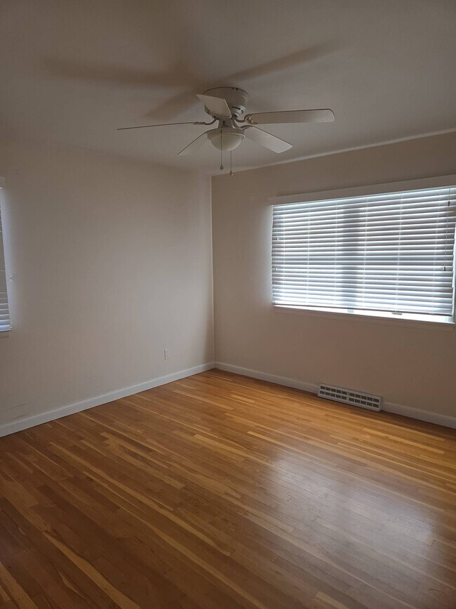 Building Photo - 119 E Circle Dr