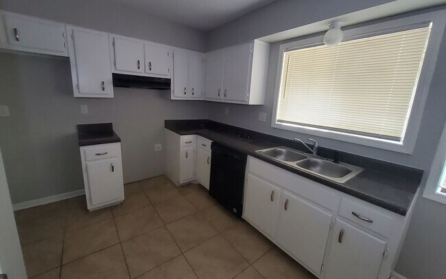 Building Photo - 3760 St Elmo Ave
