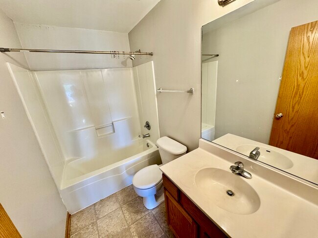 Building Photo - 384 Horizon Ln