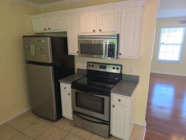 Building Photo - 3 Bed 2bath house off of Hard Scrabble Rd ...