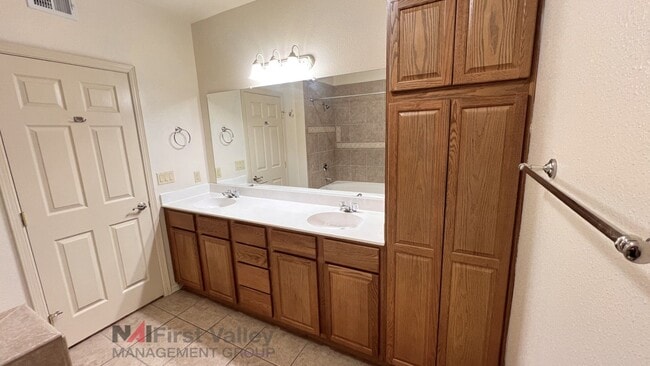 Building Photo - 3 Bedrooms, 2 Baths and a Single Car Garage