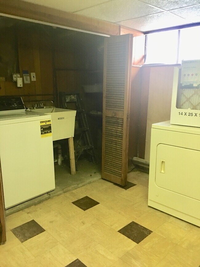 Building Photo - Beautiful 3-Bed/1-Bath Townhouse in Girard Estates/East Passyunk! Available Mid-August!