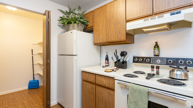 Springbrook - kitchen - Homestead Apartments