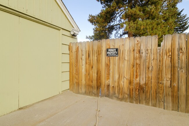 Building Photo - Charming Bend Home with Spacious Bonus Roo...
