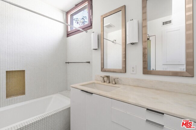 Building Photo - 949 S Muirfield Rd