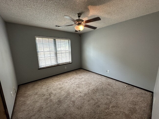 Building Photo - 2147 Loren Cir