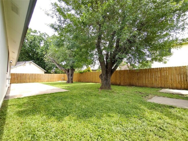 Building Photo - 1813 Laurel Path