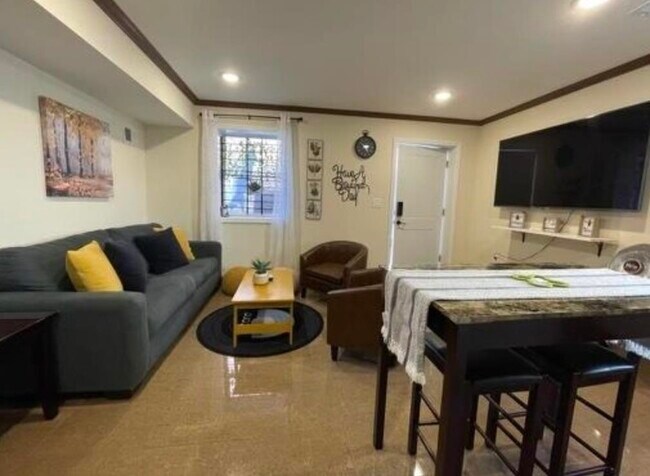 Building Photo - 86 Oak St