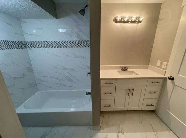 Building Photo - 945 S 900 W