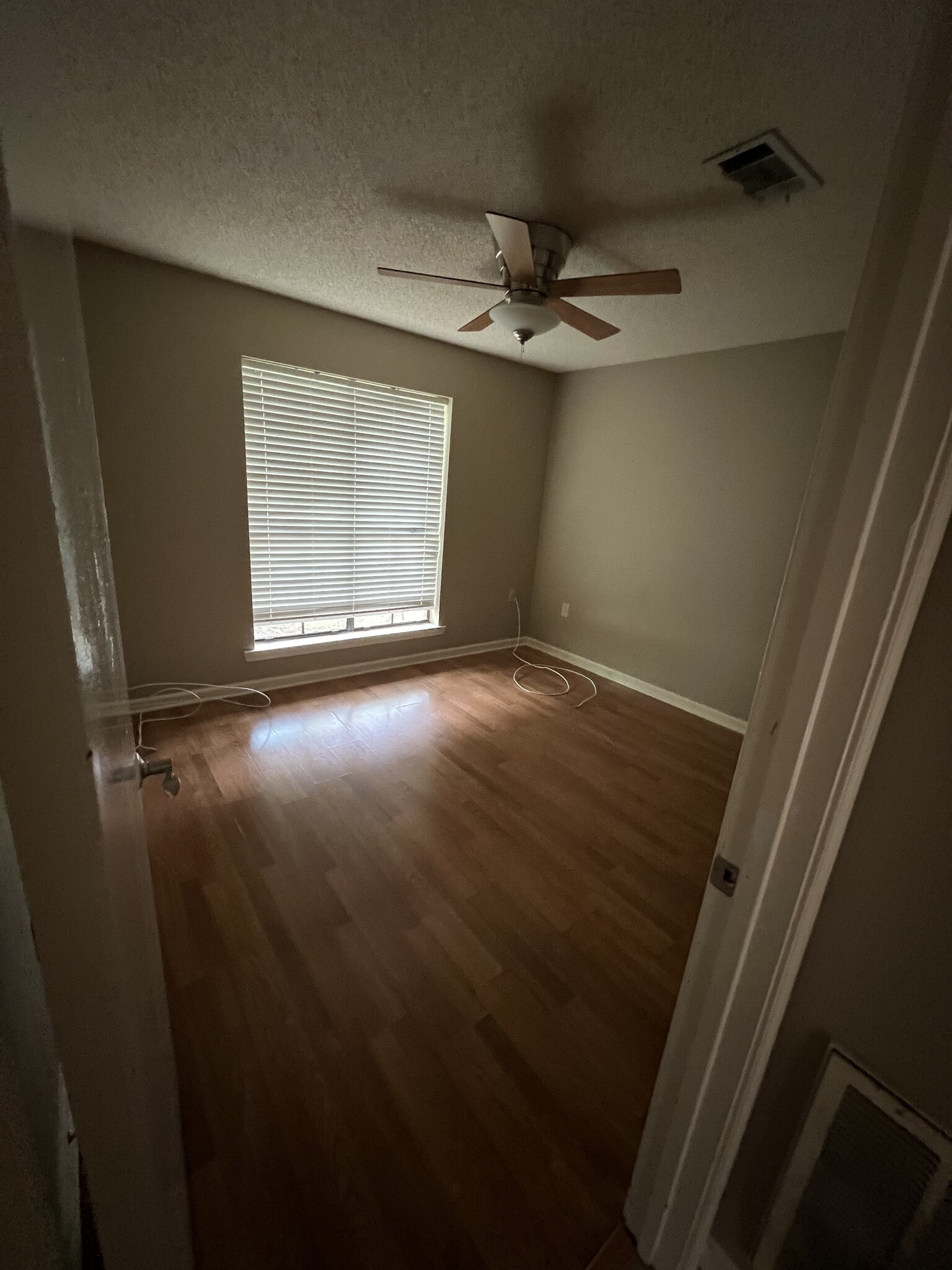 Building Photo - 1127 Willow Creek Dr
