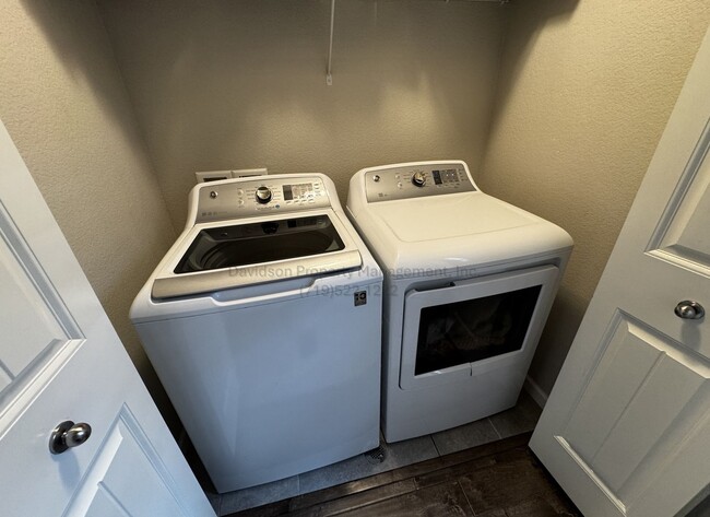 Building Photo - Stunning 3 Bedroom Patio Home Located in N...