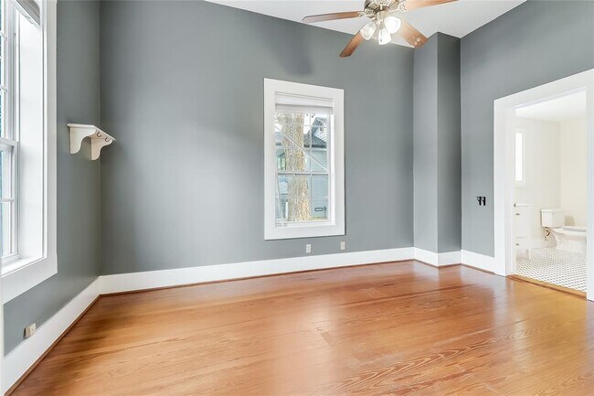 Building Photo - 609 W 35th St