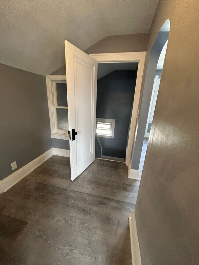 Building Photo - SECTION 8 READY!!